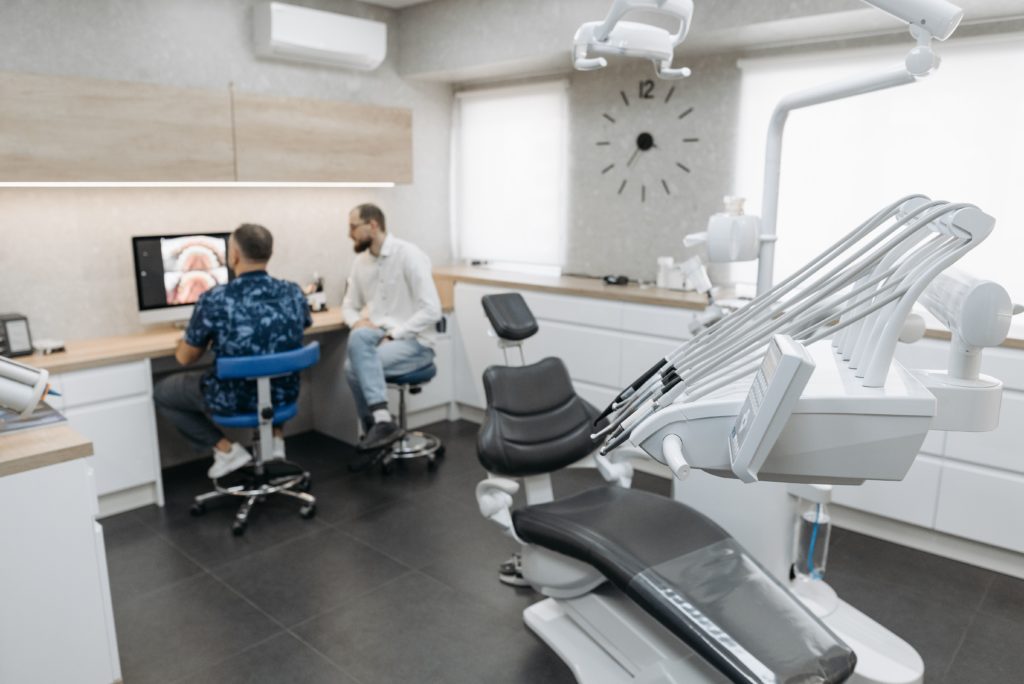 Développement clinique dentaire avec objet pub